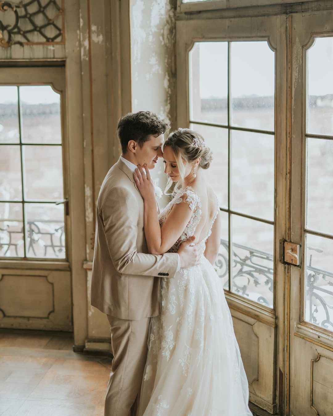 Gorgeous Long A-Line Tulle Wedding Dress With Appliques Lace