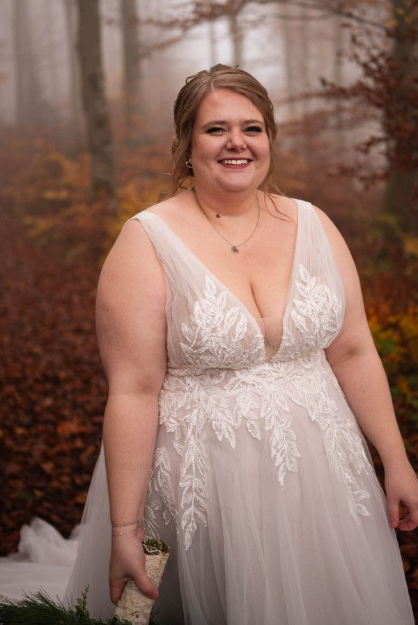 Boho Plus Size V-neck Sleeveless Wedding Dresses with Lace Applique