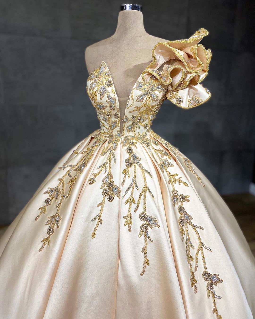 Classy Long A-Line Sweetheart Crystal Satin Ruffles Wedding Dress BIZTUNNEL Classy Long A-Line Sweetheart Crystal Satin Ruffles Wedding Dress BIZTUNNEL