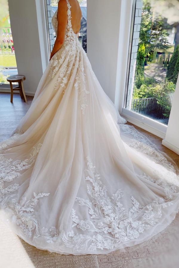 Elegant Floor Length Ivory Lace Princess Wedding Dress
