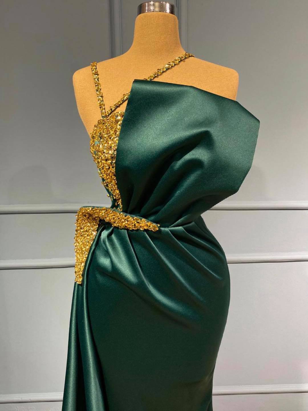 Elegant Green Long Mermaid Halter Satin Prom Dress Elegant Green Long Mermaid Halter Satin Prom Dress