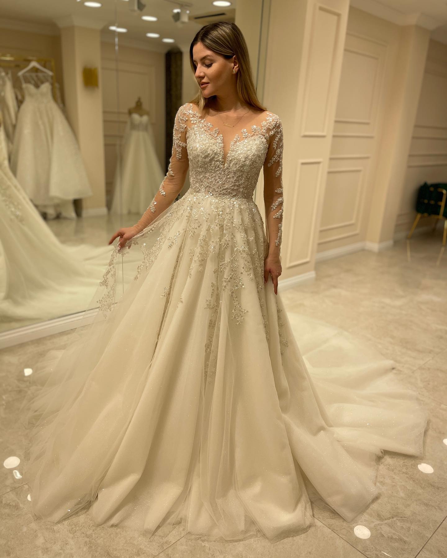 Elegant Long A-Line Sweetheart Lace Appliques Wedding Dress with Sleeves