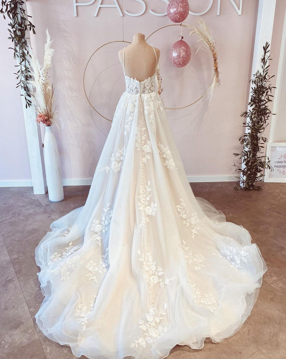 Chic Long Spaghetti Straps V-neck A-Line Tulle Wedding Dress With Appliques Lace