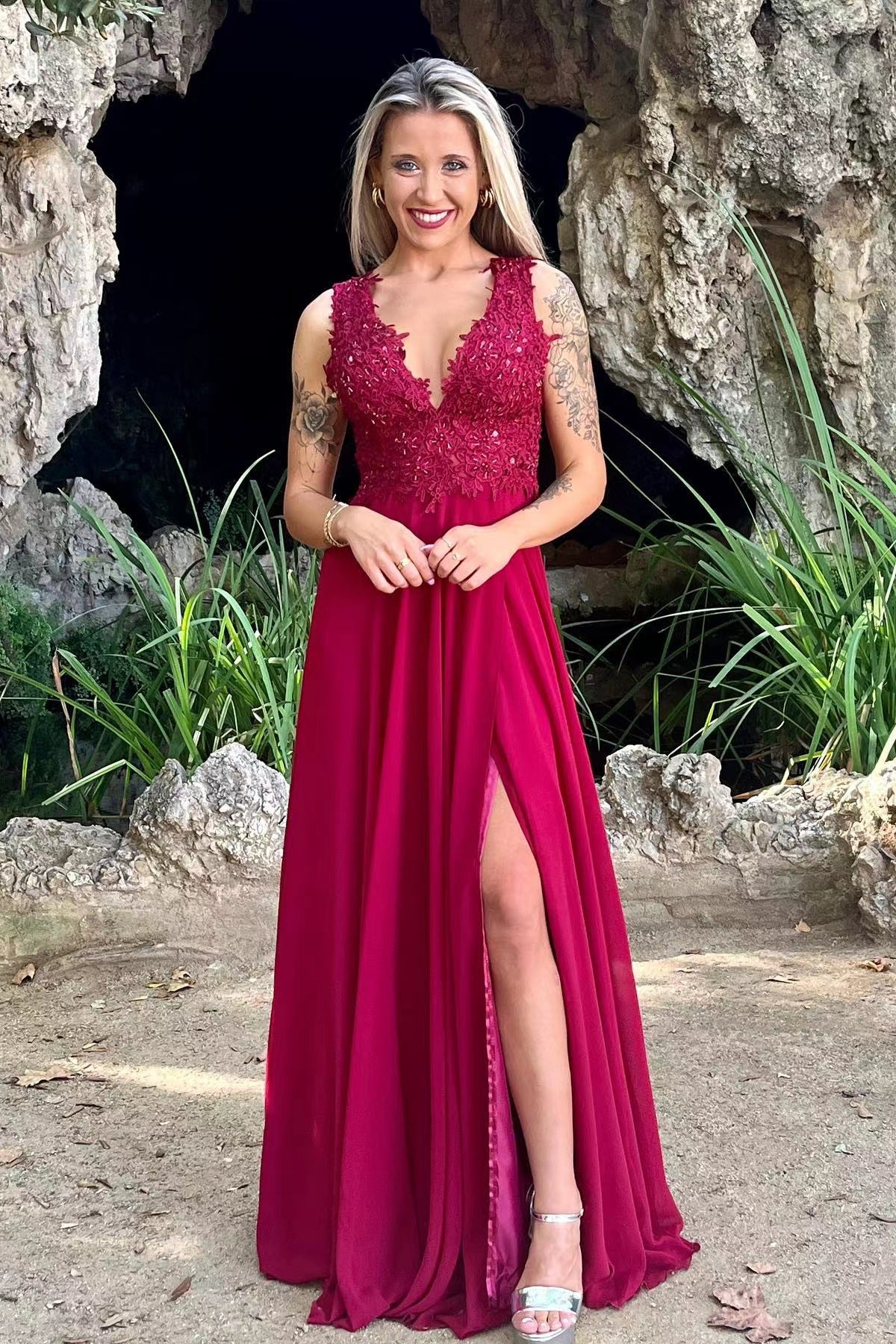 Elegant Scarlet Bridesmaid Dresses V Neck Split Front Chiffon Long Evening Dress With Elegant Appliques Lace Elegant Scarlet Bridesmaid Dresses V Neck Split Front Chiffon Long Evening Dress With Elegant Appliques Lace