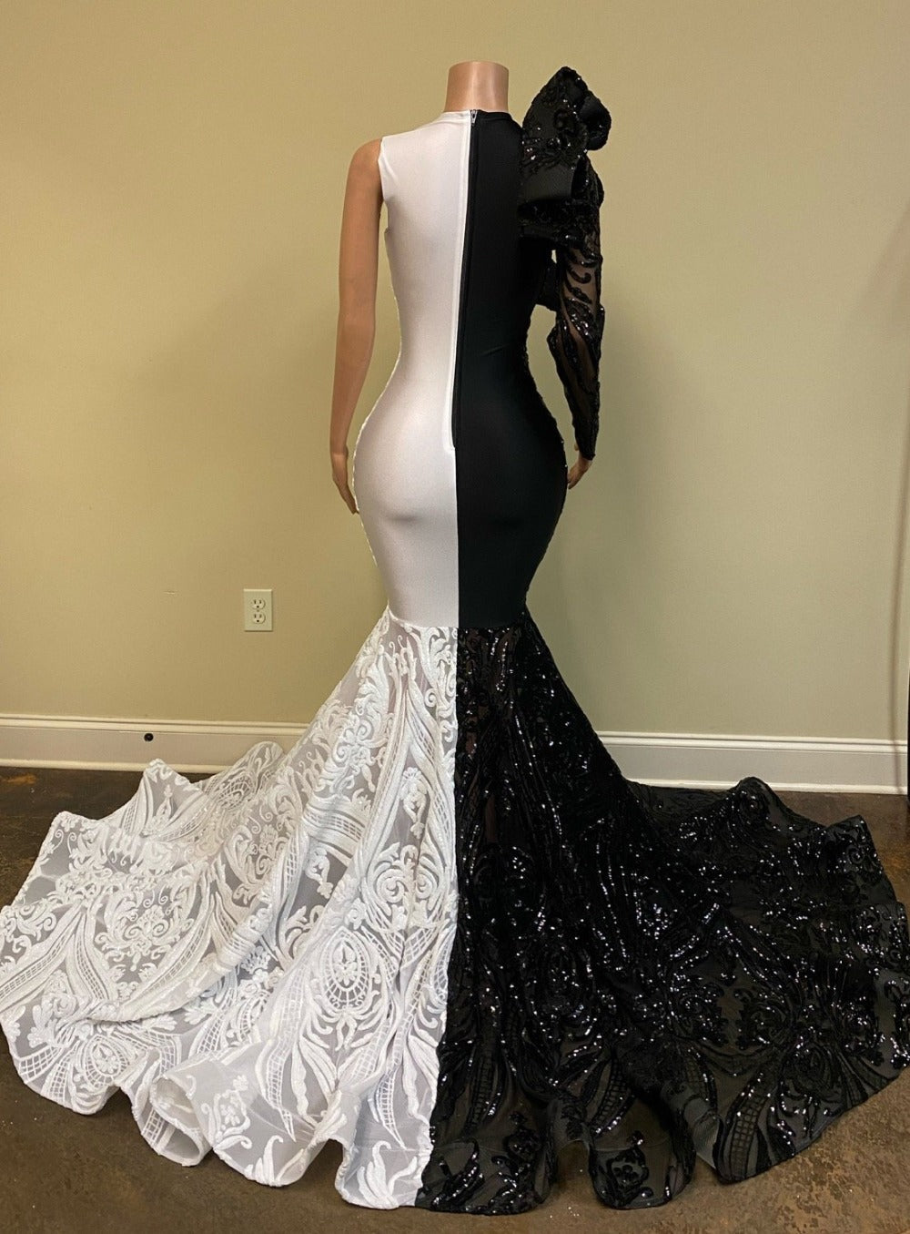 Long Sleeves Black and White Mermaid Prom Dress with Sequins Lace