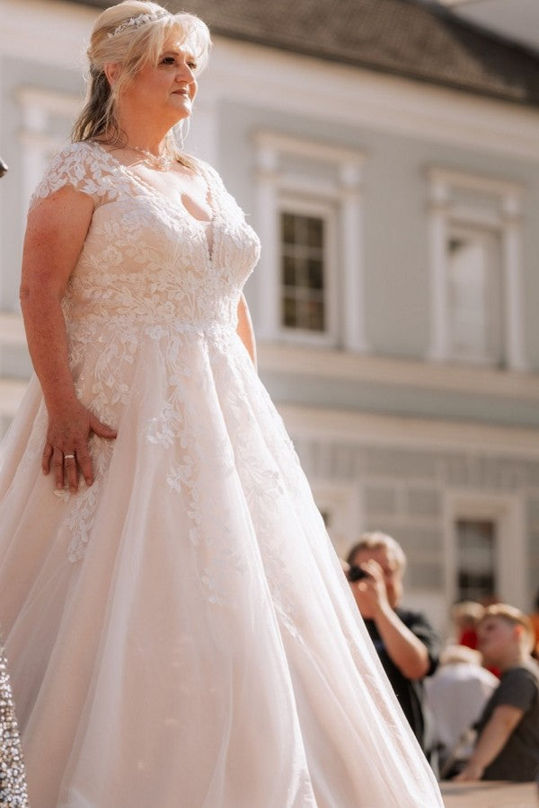 Biztunnel Plus Size Short Sleeves Tulle Wedding Dresses with Lace Applqiue