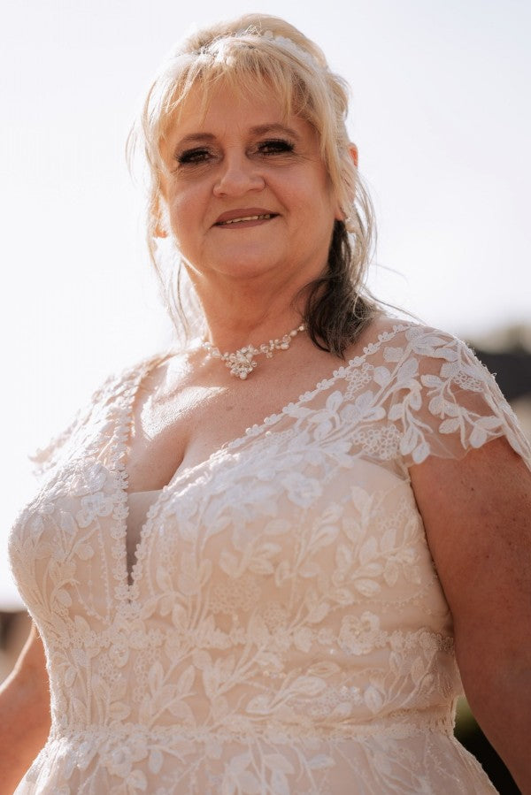 
                  
                    Biztunnel Plus Size Short Sleeves Tulle Wedding Dresses with Lace Applqiue
                  
                