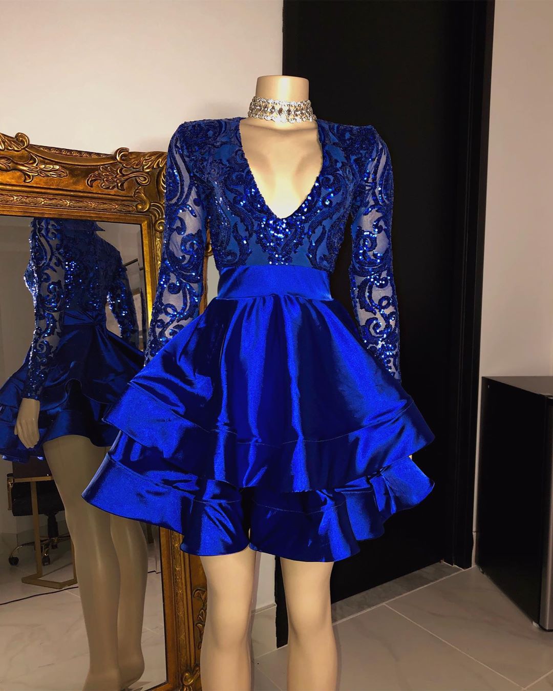 Carregar imagem no visualizador da galeria, A-line V-neck Layers Sequins Short Prom Dress with Sleeves-BIZTUNNEL
