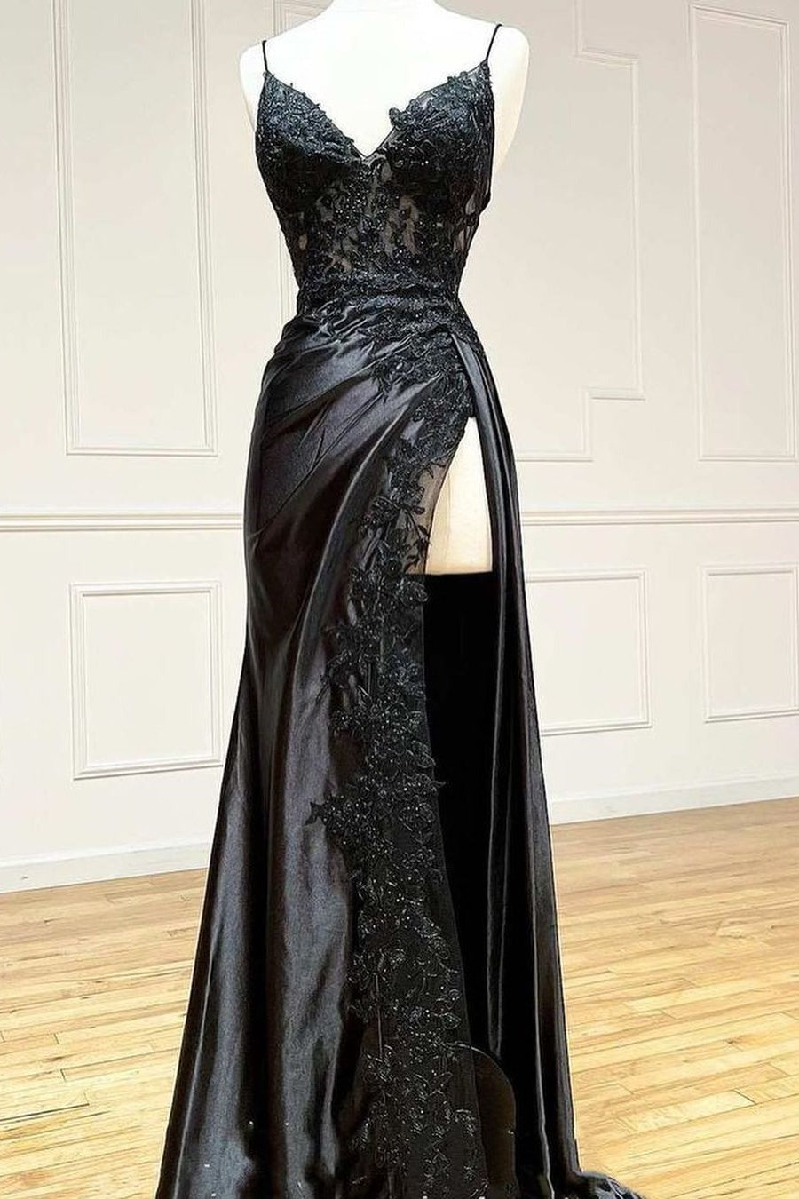 Carregar imagem no visualizador da galeria, Black Long A-line V-neck Spaghetti Straps Lace Satin Formal Prom Dress With Slit-BIZTUNNEL
