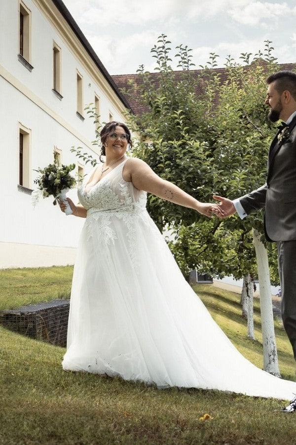 Biztunnel Boho Sleeveless Plus Size Wedding Dresses with Lace Applique