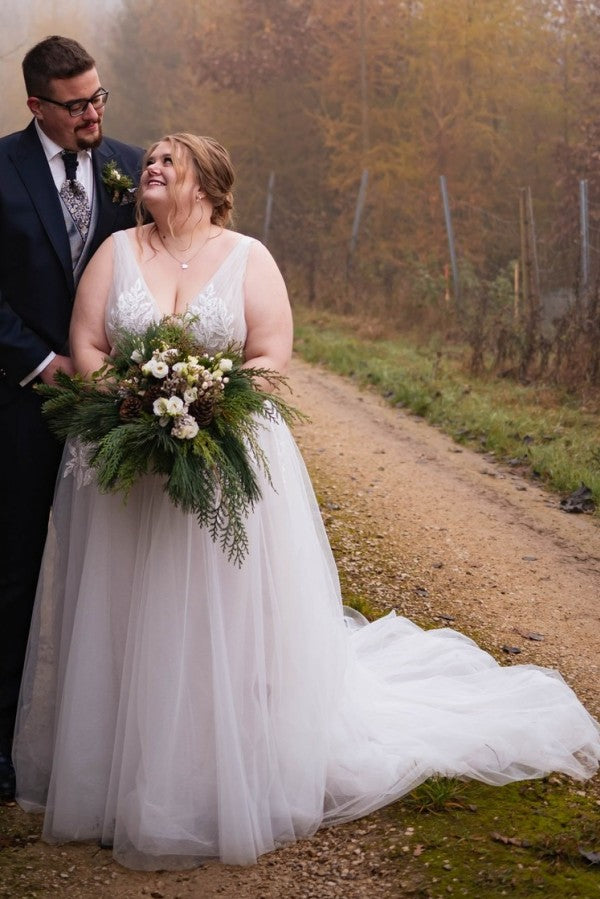 Biztunnel Boho V-neck Sleeveless Plus Size Wedding Dresses with Lace Appliuqe