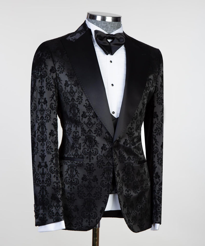 
                  
                    Edward Bespoke Black Jacquard Peaked Lapel Three Pieces Men Suits
                  
                
