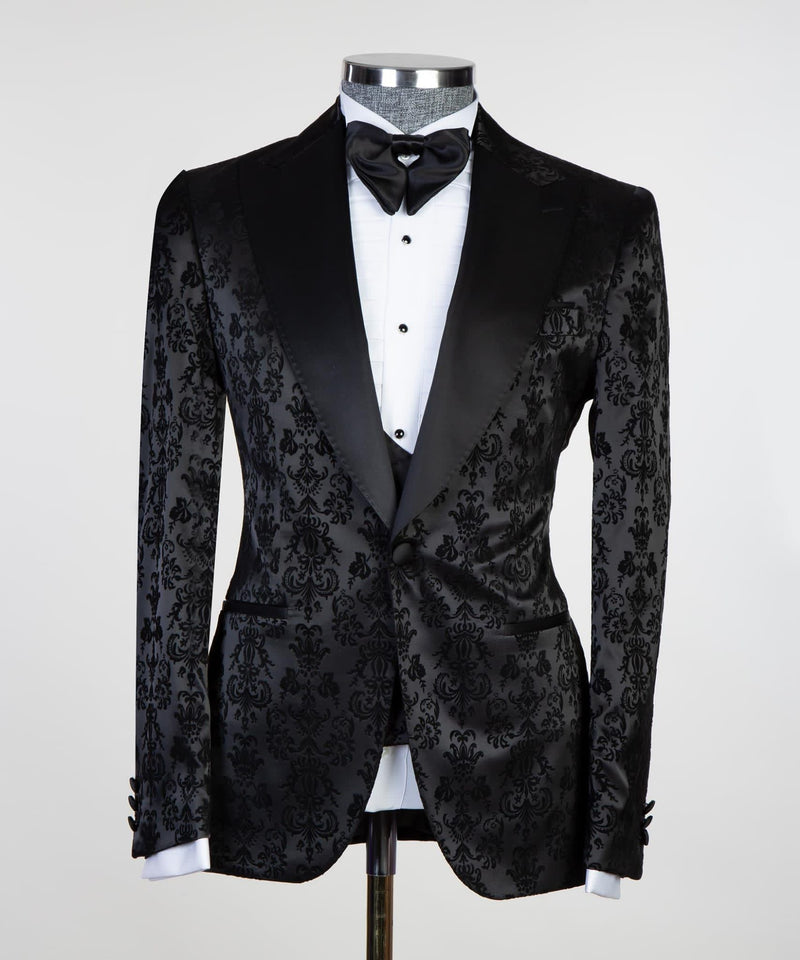 
                  
                    Edward Bespoke Black Jacquard Peaked Lapel Three Pieces Men Suits
                  
                
