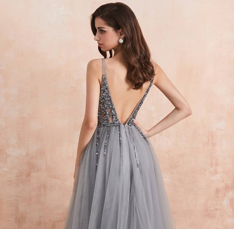 Laden Sie das Bild in den Galerie-Viewer, Elegant A-line V-neck Tulle Beading Open Back Prom Dress with Slit-BIZTUNNEL
