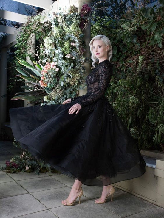 Carregar imagem no visualizador da galeria, Elegant Black Bateau Appliques Lace Short Wedding Dress with Sleeves-BIZTUNNEL
