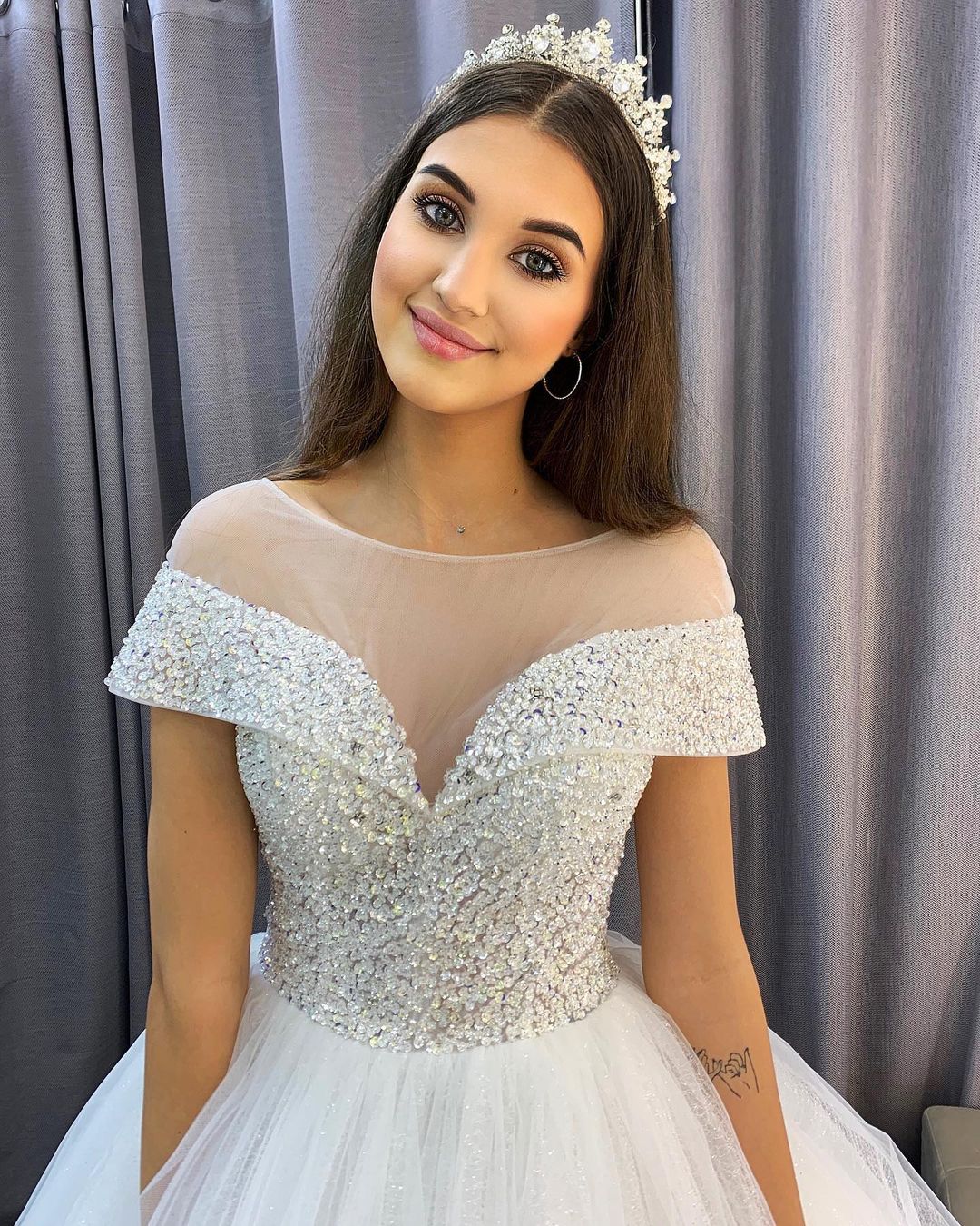 Elegant A-Line Bateau Short Sleeves Tulle Wedding Dress With Appliques Lace main image 1