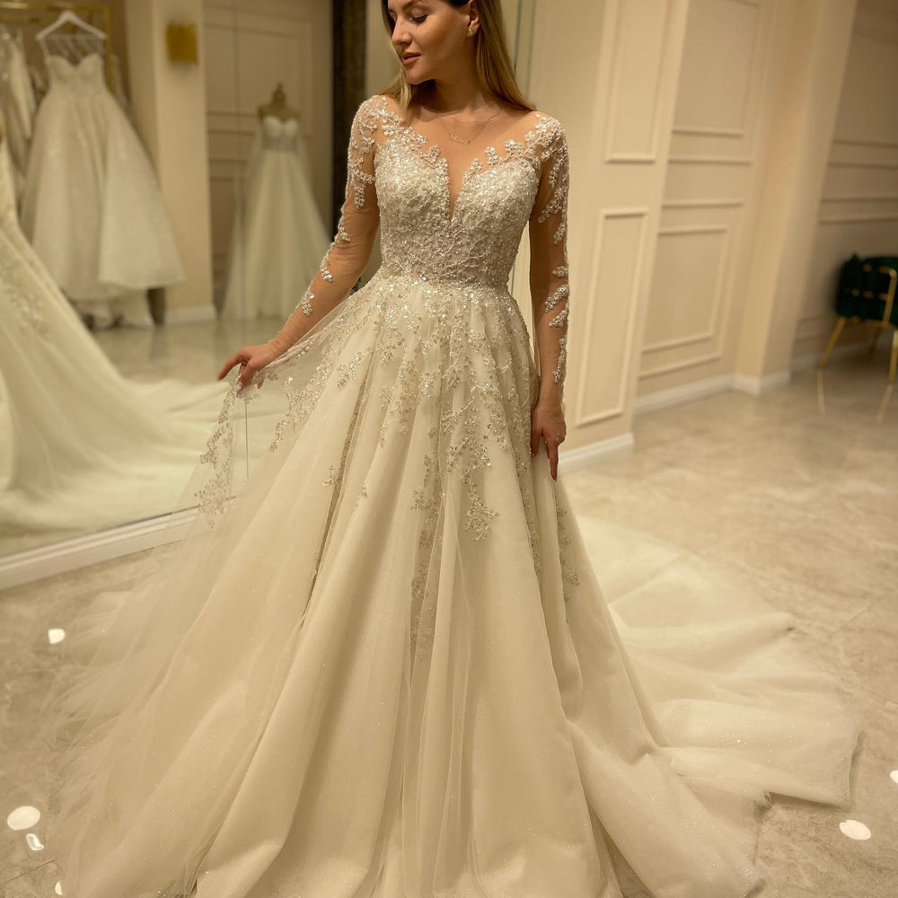 Elegant Long A-line Sweetheart Lace Appliques Wedding Dress with Sleev