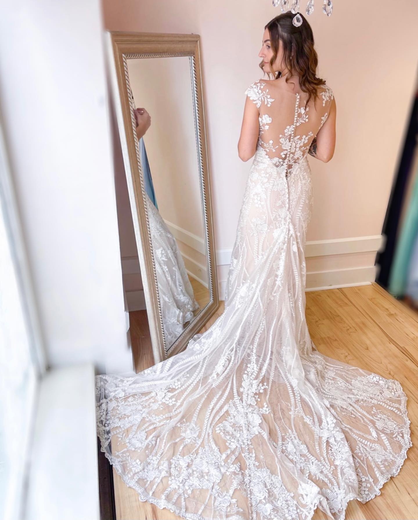 Elegant Long Mermaid Bateau Appliques Lace Backless Wedding Dress-BIZTUNNEL