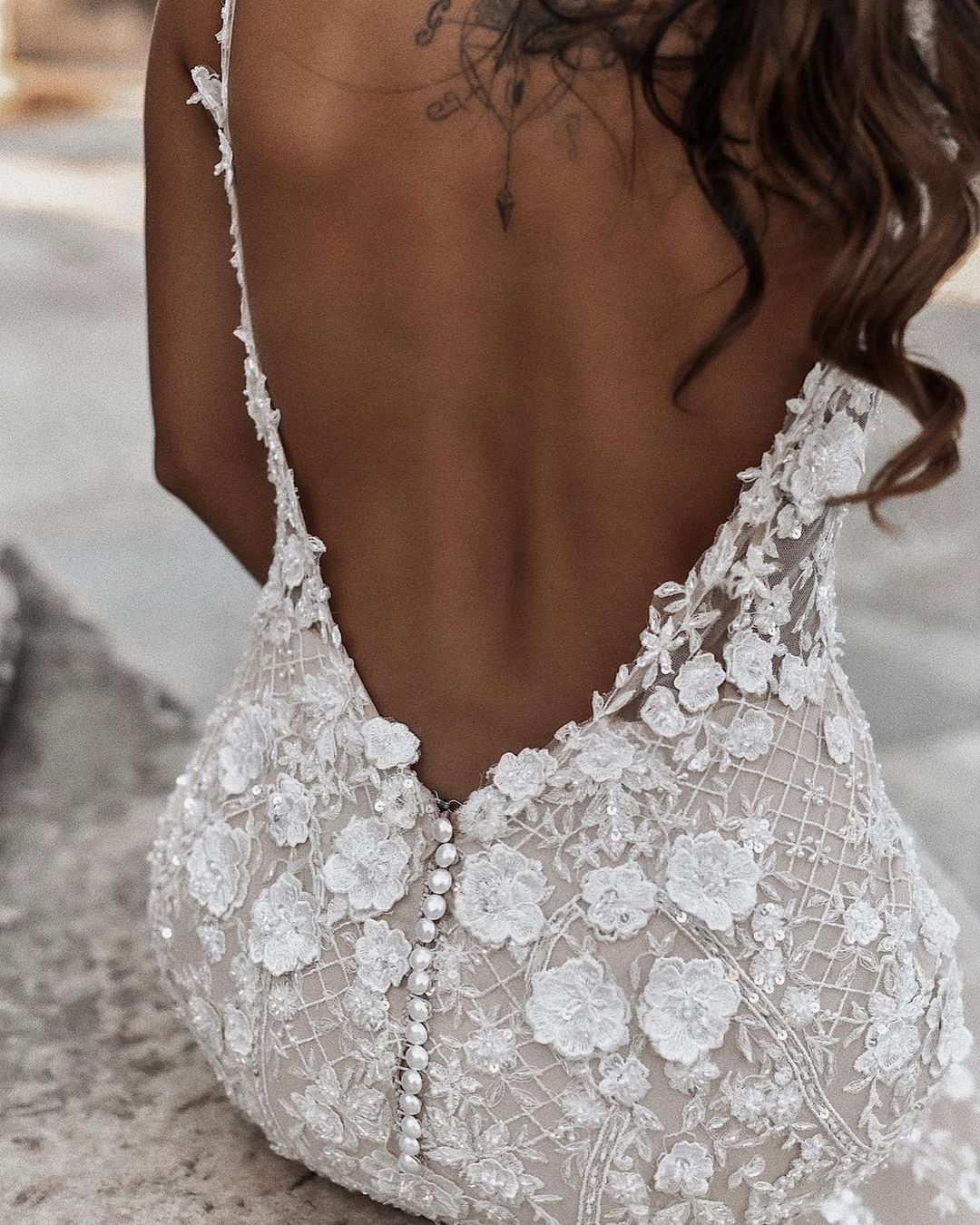 Elegant Long Mermaid V-neck Floral Lace Backless Wedding Dress-BIZTUNNEL