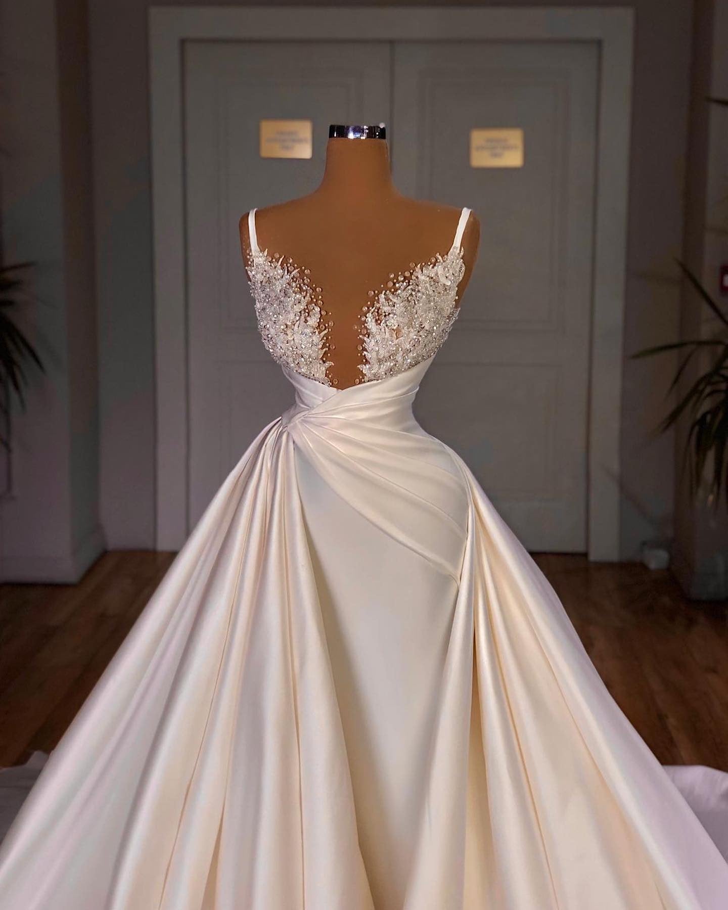 Carregar imagem no visualizador da galeria, Elegant Long Mermaid V-neck Spaghetti Strap Satin Lace Wedding Dress-BIZTUNNEL
