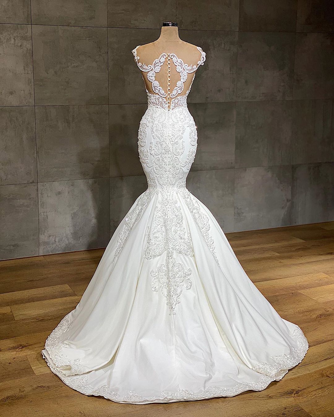 Exquisite Long Lace V-neck Sleeveless Mermaid Wedding Dresses-BIZTUNNEL