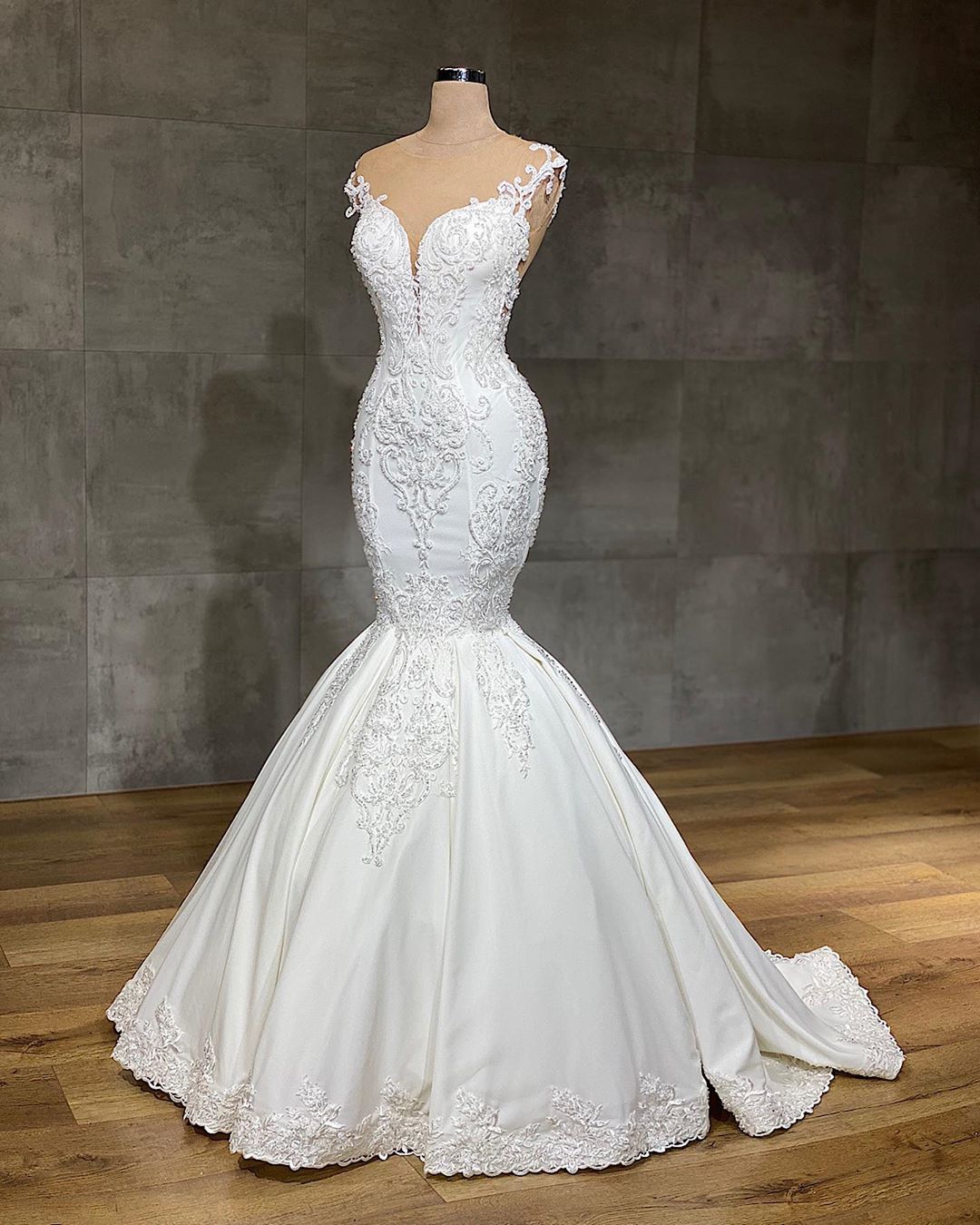 Exquisite Long Lace V-neck Sleeveless Mermaid Wedding Dresses-BIZTUNNEL