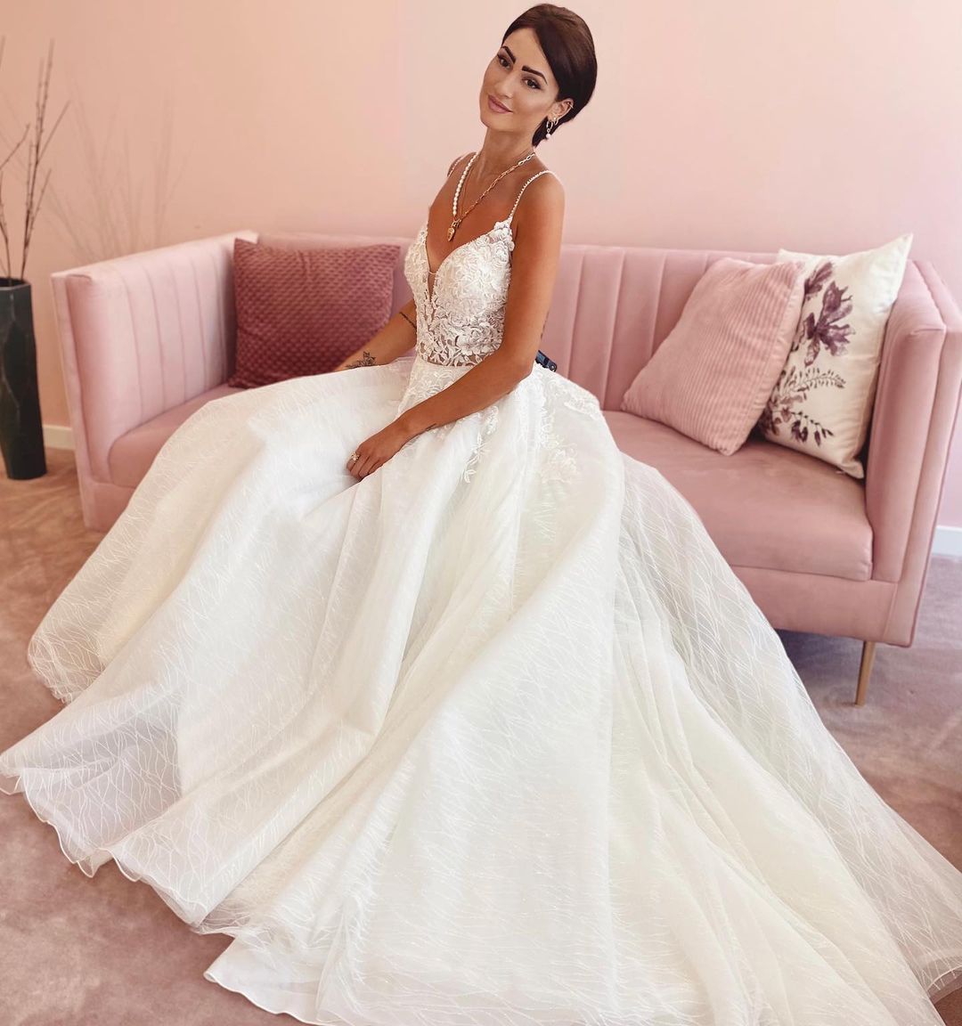 Glamorous Long A-Line V-neck Appliques Lace Tulle Wedding Dress-BIZTUNNEL