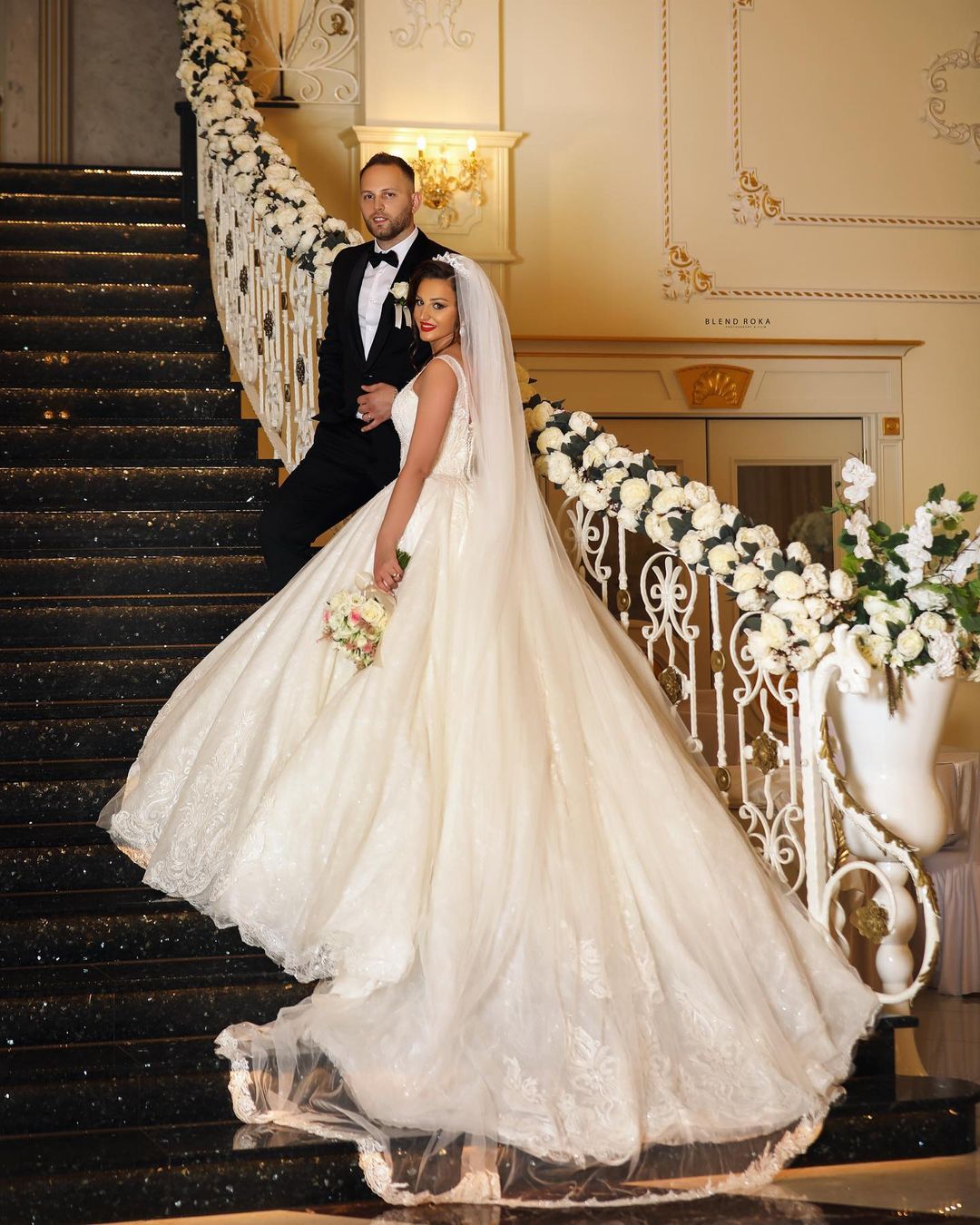 Glamorous Long Ball Gown V-neck Tulle Wedding Dress with Lace Appliques-BIZTUNNEL