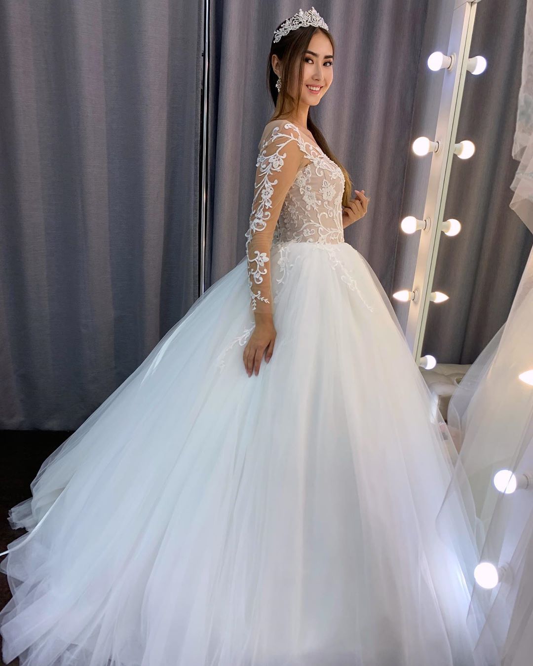 Gorgeous Long A-line Tulle Lace Wedding Dress with Sleeves-BIZTUNNEL
