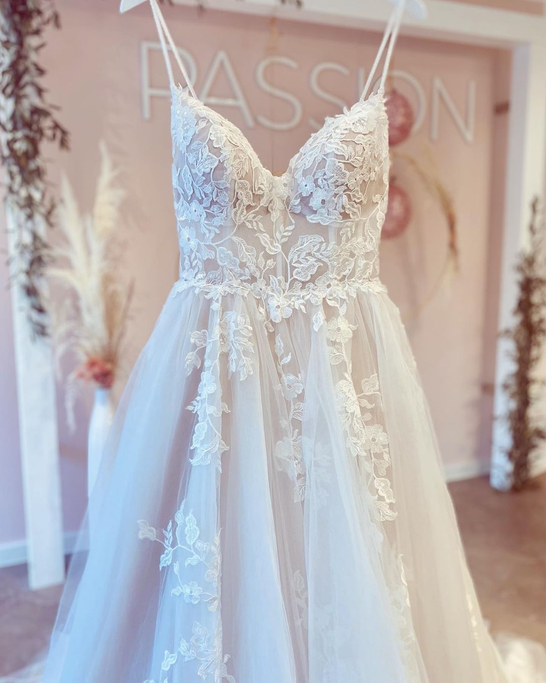 Sleeveless Spaghetti-Strap V-Neck Wedding Dress with Tulle and Lace A-Line Design main image 1