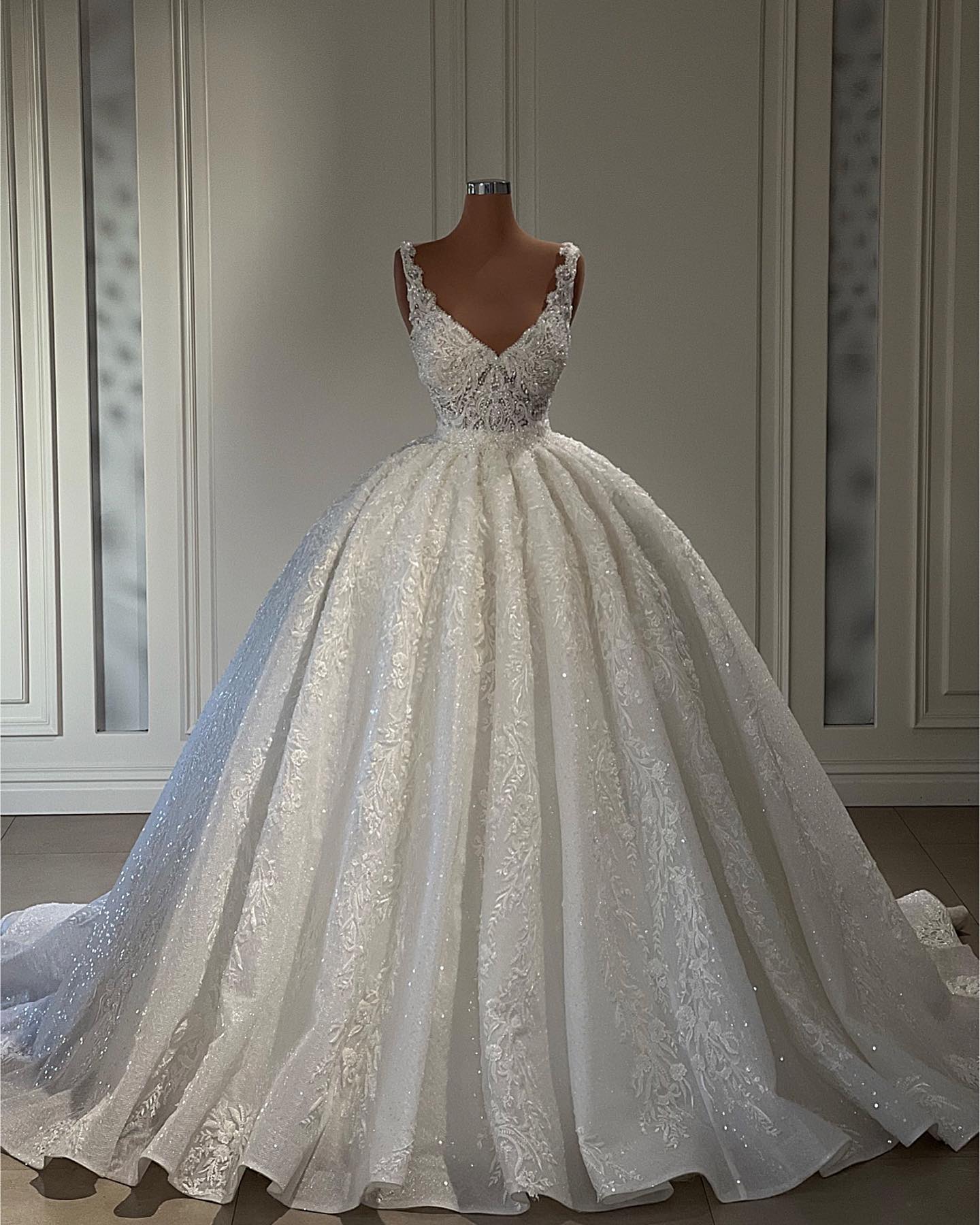 Gorgeous Long Ball Gown Sweetheart Sleeveless Lace Wedding Dress with Ruffles-BIZTUNNEL