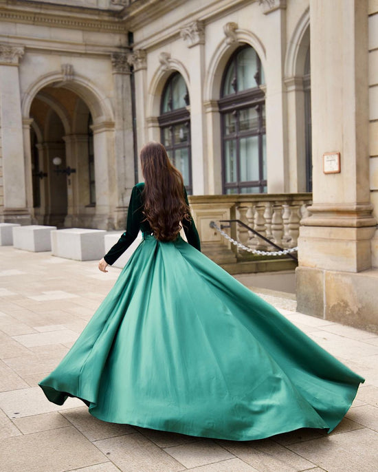 Green Long Sleeves A-line V-neck Velvet Prom Dress with Slit-BIZTUNNEL