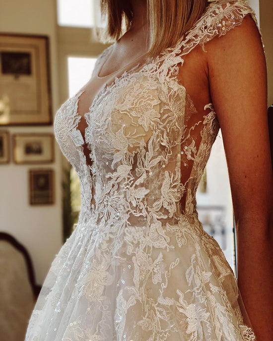Carregar imagem no visualizador da galeria, Long A-line Appliques Lace Backless Church Train Wedding Dress-BIZTUNNEL
