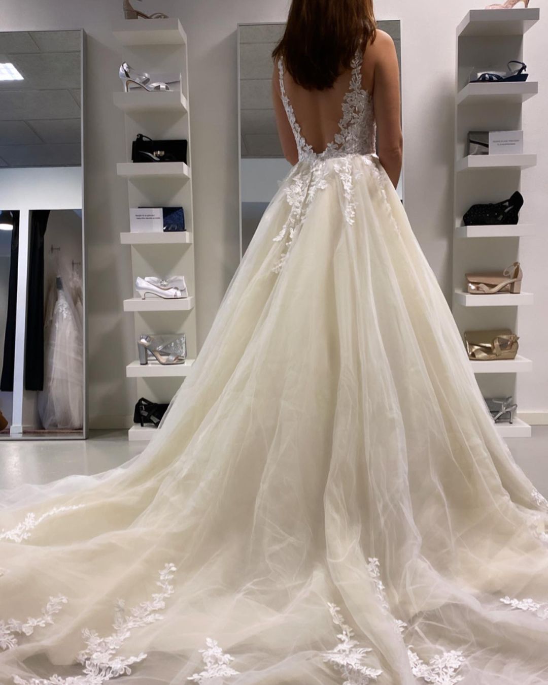 Classy Strapless White Tulle Lace Appliques Long Wedding Dress Formal Bridal Dress