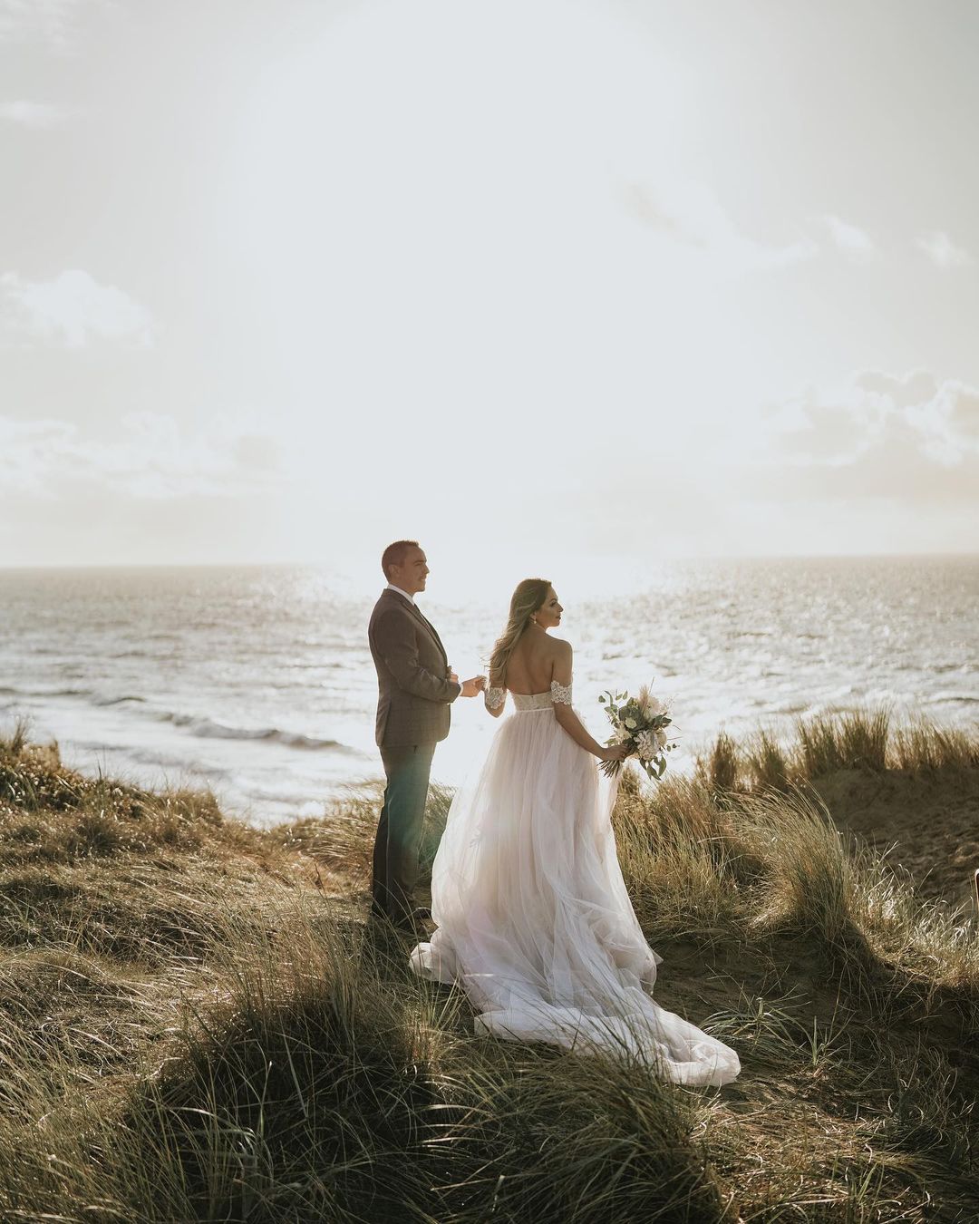 Fashion Off the Shoulder Tulle Long Wedding Dresses with Appliques