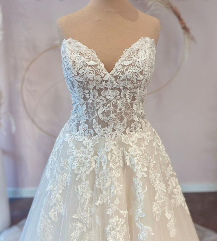 Biztunnel Long A-Line Strapless Lace Tulle Wedding Dress main image 0