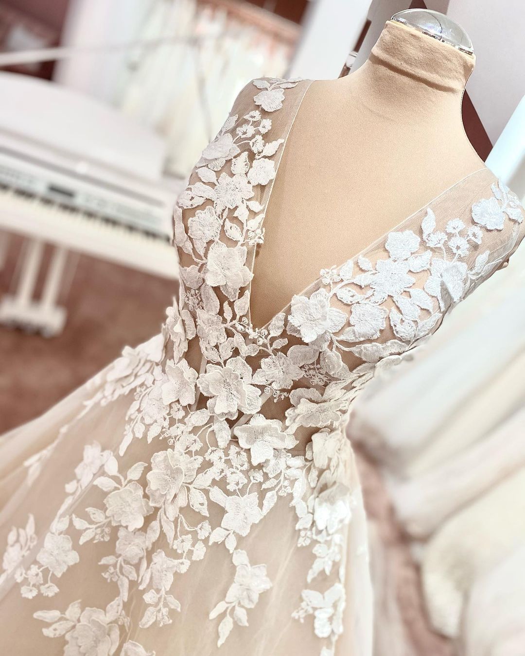Charger l&amp;#39;image dans la galerie, Long A-Line V-neck Wide Straps Backless Appliques Lace Tulle Wedding Dress-BIZTUNNEL
