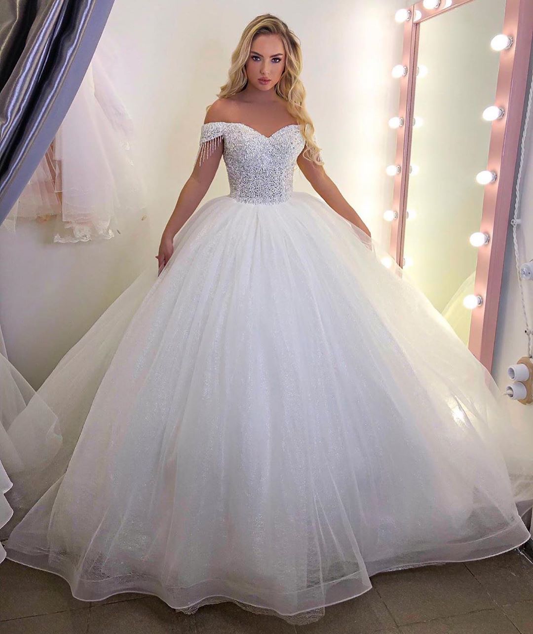 Red Long Princess Off the Shoulder Tulle Lace Wedding Dresses main image 1