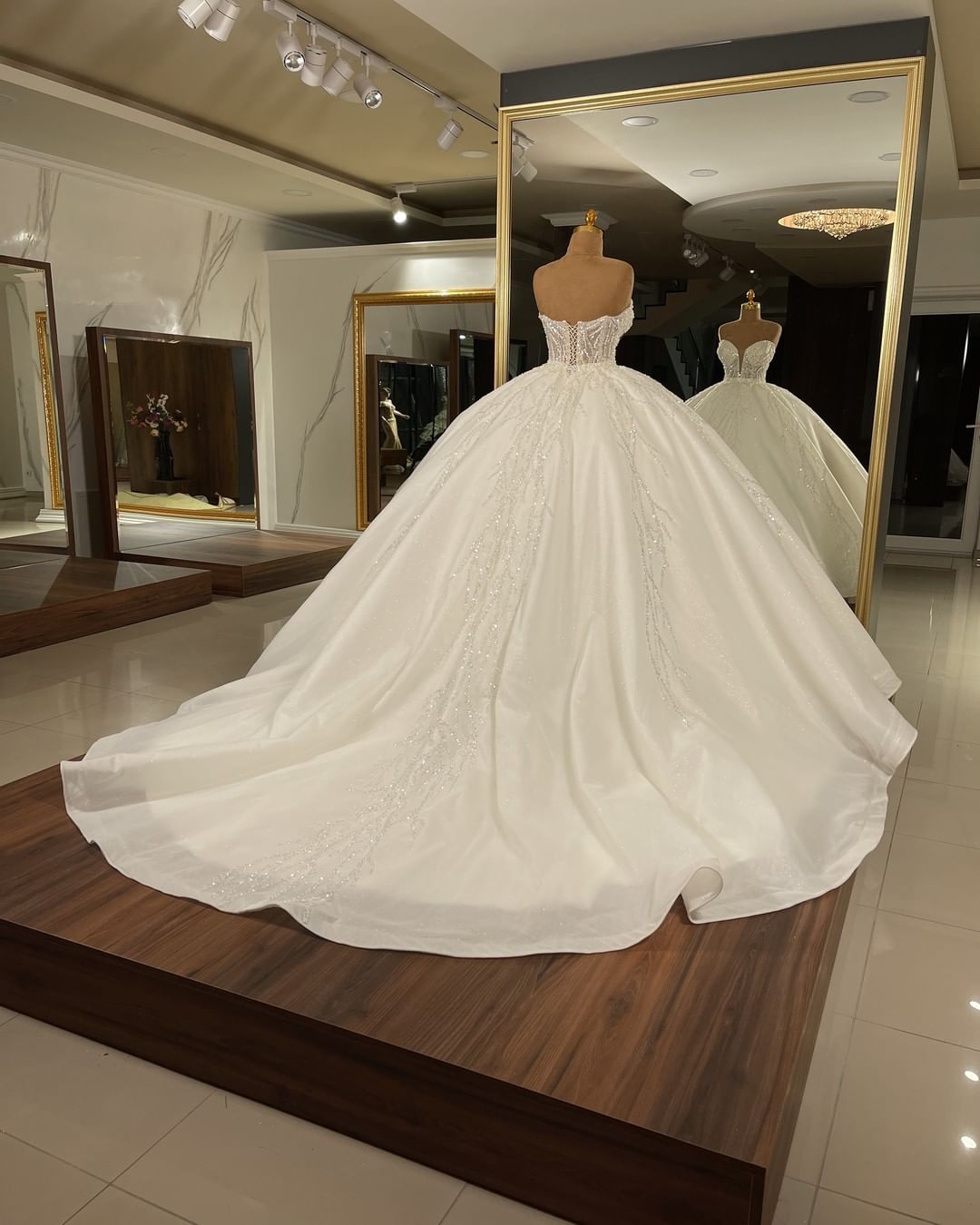 Luxury Long Ball Gown Sweetheart Glitter Wedding Dress-BIZTUNNEL