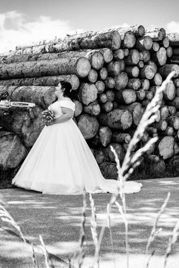 
                  
                    Biztunnel Off-the-Shoulder Ball Gown Plus Size Tulle Wedding Dresses
                  
                