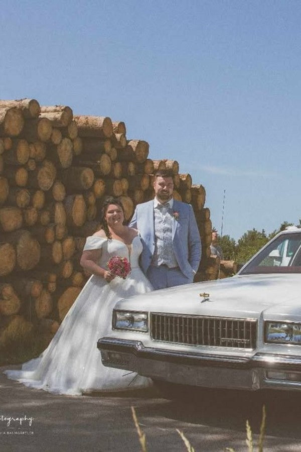 
                  
                    Biztunnel Off-the-Shoulder Ball Gown Plus Size Tulle Wedding Dresses
                  
                