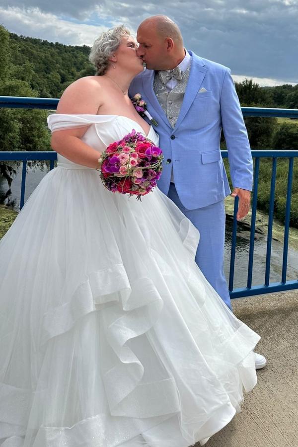 
                  
                    Biztunnel Off-the-Shoulder Ball Gown Plus Size Wedding Dresses
                  
                