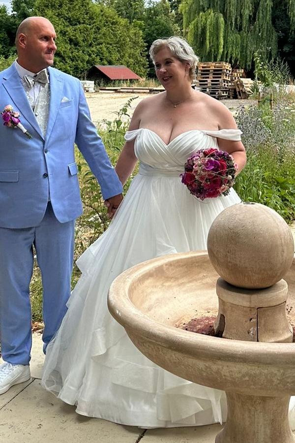 
                  
                    Biztunnel Off-the-Shoulder Ball Gown Plus Size Wedding Dresses
                  
                