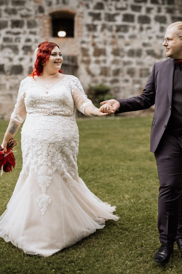 
                  
                    Biztunnel Plus Size Short Sleeves V-neck Wedding Dresses with Lace Applique
                  
                