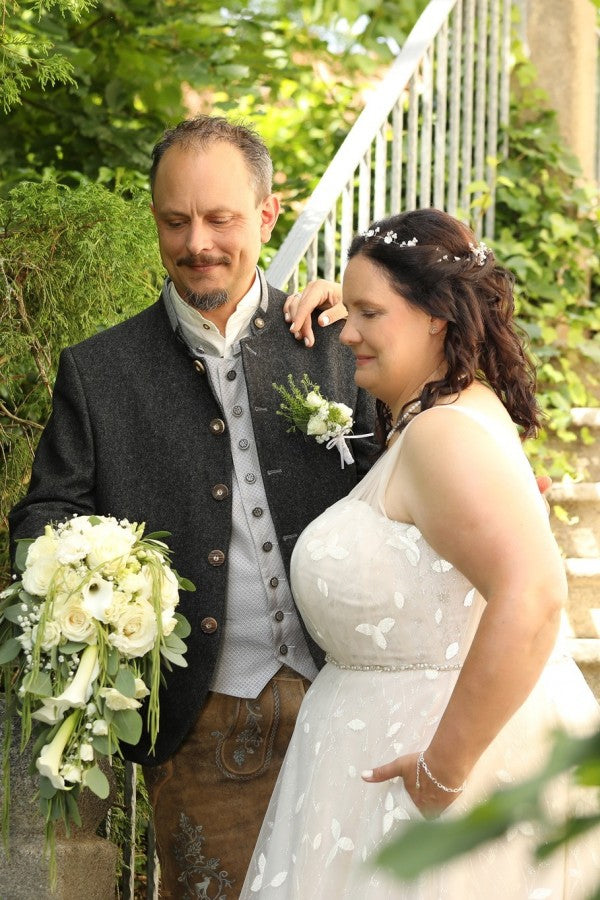 
                  
                    Biztunnel Plus Size Sleeveless Tulle Wedding Dresses with Lace Applique
                  
                