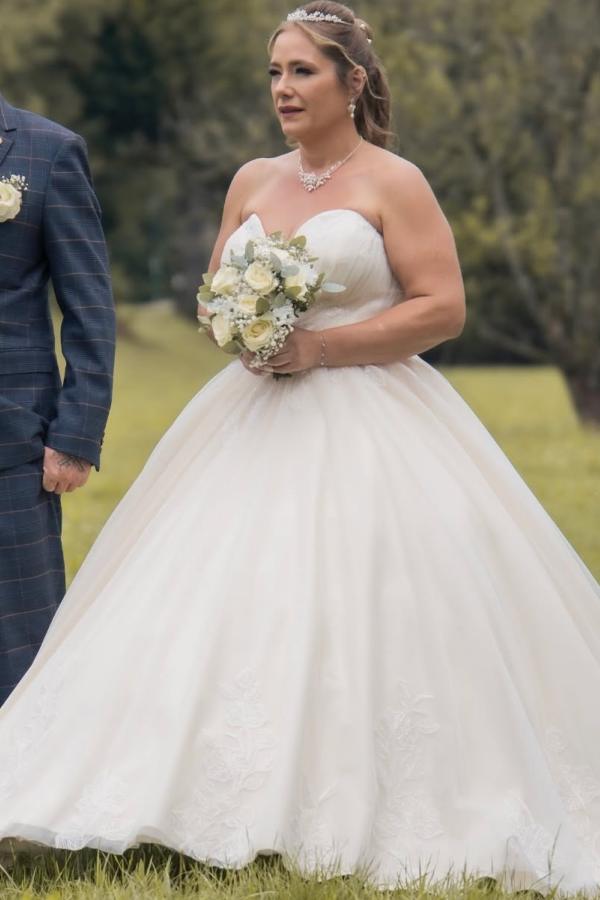 
                  
                    Biztunnel Plus Size Strapless Ball Gown Wedding Dresses with Lace Applique
                  
                