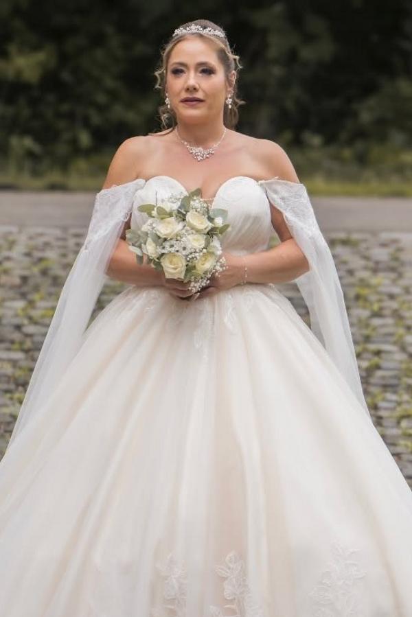 
                  
                    Biztunnel Plus Size Strapless Ball Gown Wedding Dresses with Lace Applique
                  
                
