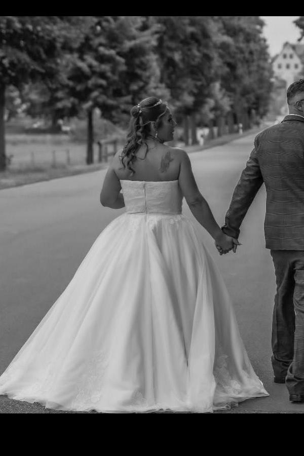 
                  
                    Biztunnel Plus Size Strapless Ball Gown Wedding Dresses with Lace Applique
                  
                