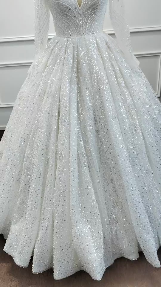 Laden Sie das Video in den Galerie-Viewer, Gorgeous Long Ball Gown V-neck Glitter Sequins Wedding Dresses with Sleeves, und spielen Sie es ab
