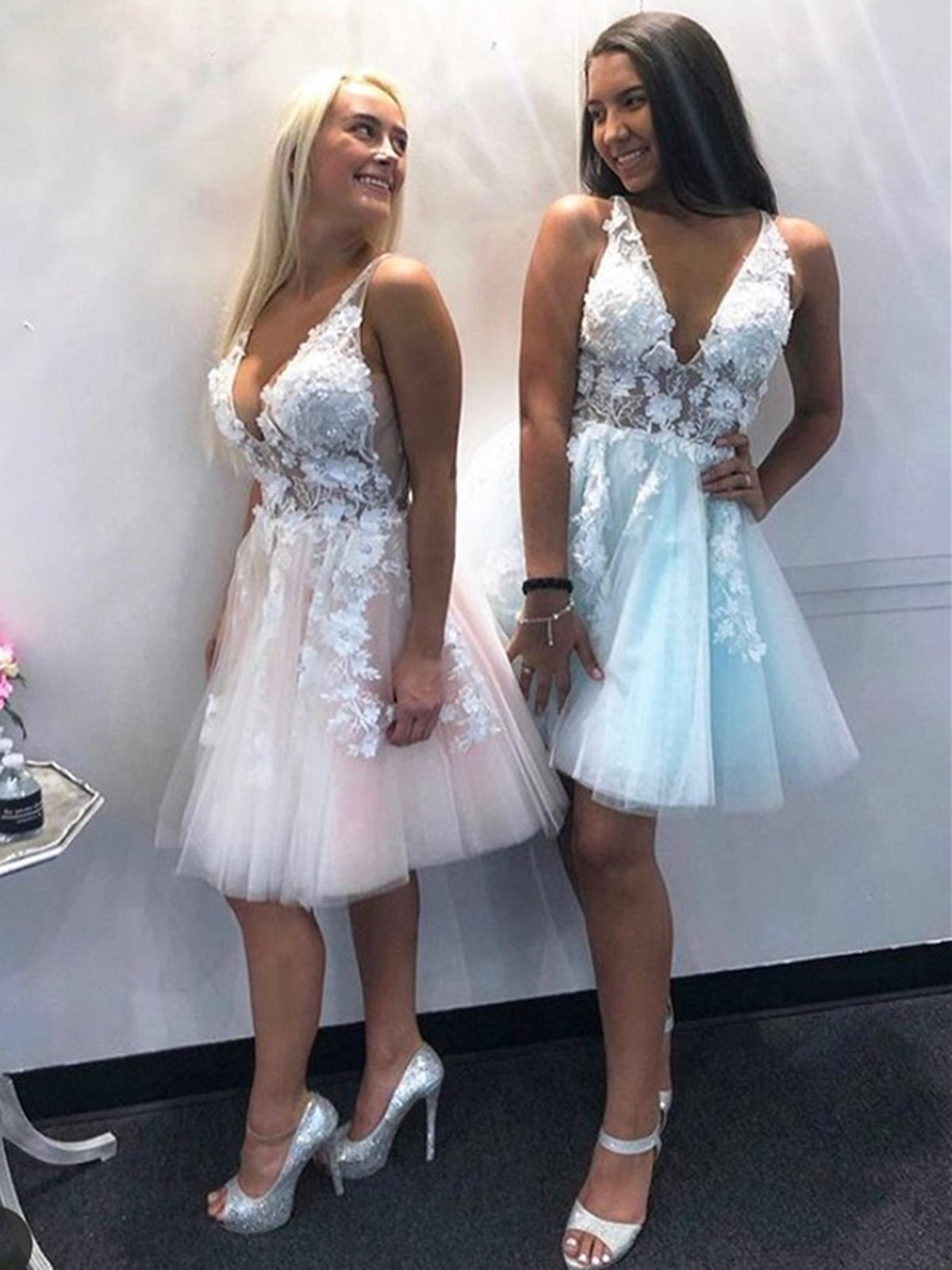 Short A-line V-neck Tulle Lace Backless Prom Homecoming Dresses-BIZTUNNEL